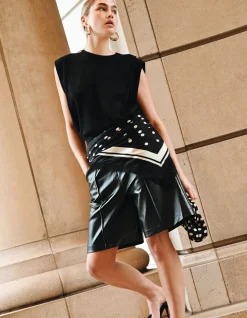 Relaxed Fit Vegan Leren Short Zwart