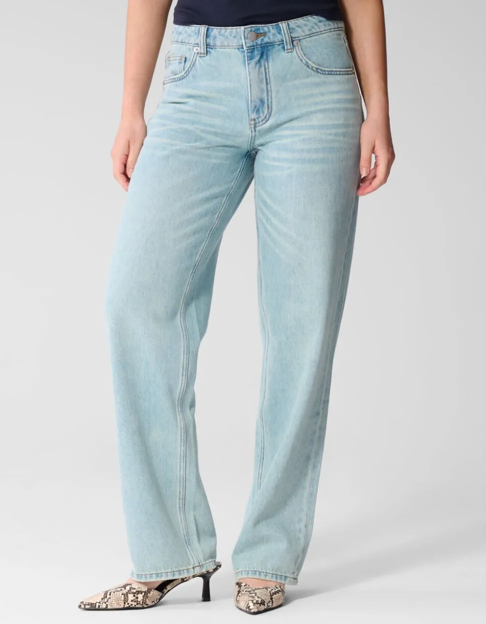 Soft Straight Fit Jeans Bleached